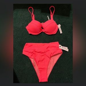 The top is a 32C and the bottoms are a small. Brand new, accidently ordered two!